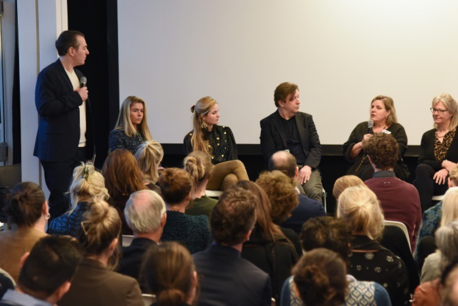Corporate collections as emerging heritage? Art market dynamics, corporate strategies, and public support for the art.