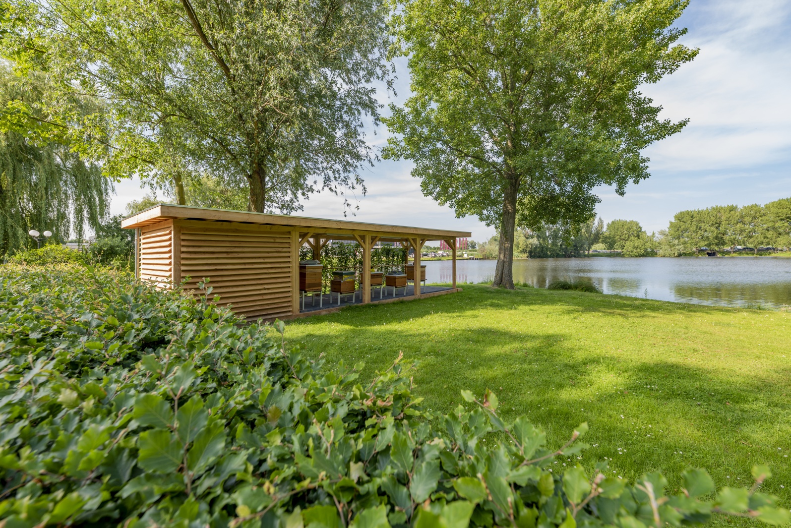 In samenwerking met kunstenaar Tomáš Libertíny is Lakeside Bee Farm gebouwd 