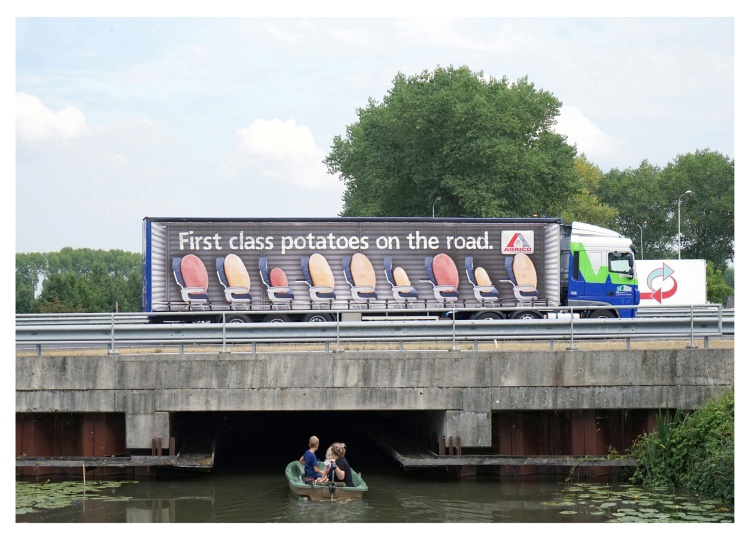 Vrachtverkeer als billboards, een nieuwe fotoserie van Jan Koster.